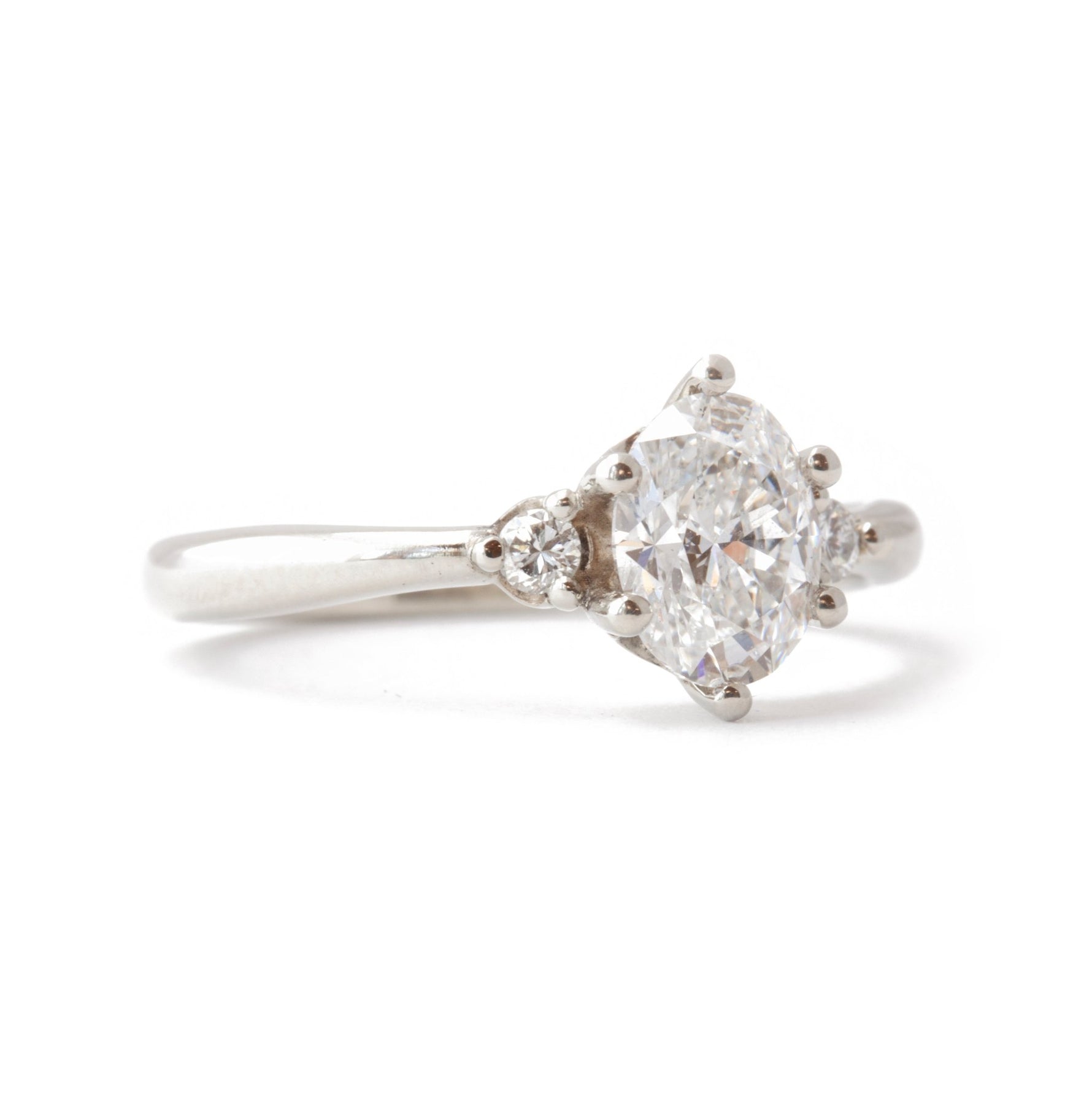 The Minimalist Oval Ring - W.R. Metalarts