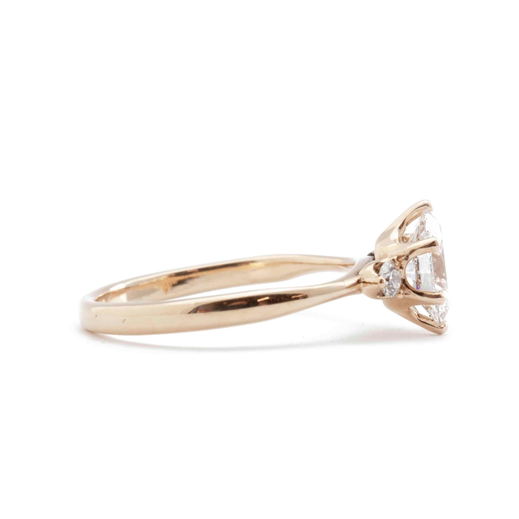 The Minimalist Oval Ring - W.R. Metalarts