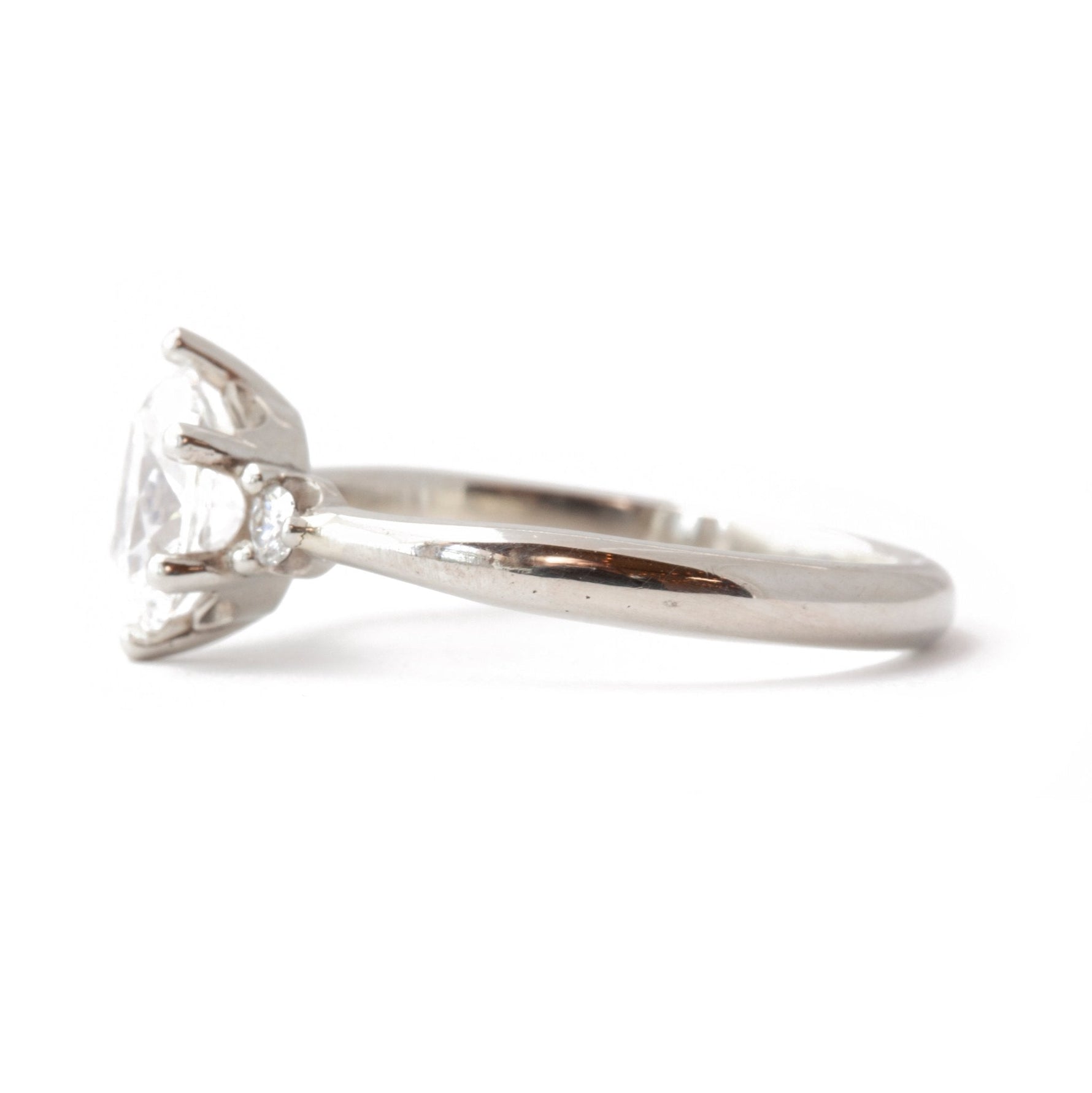 The Minimalist Oval Ring - W.R. Metalarts