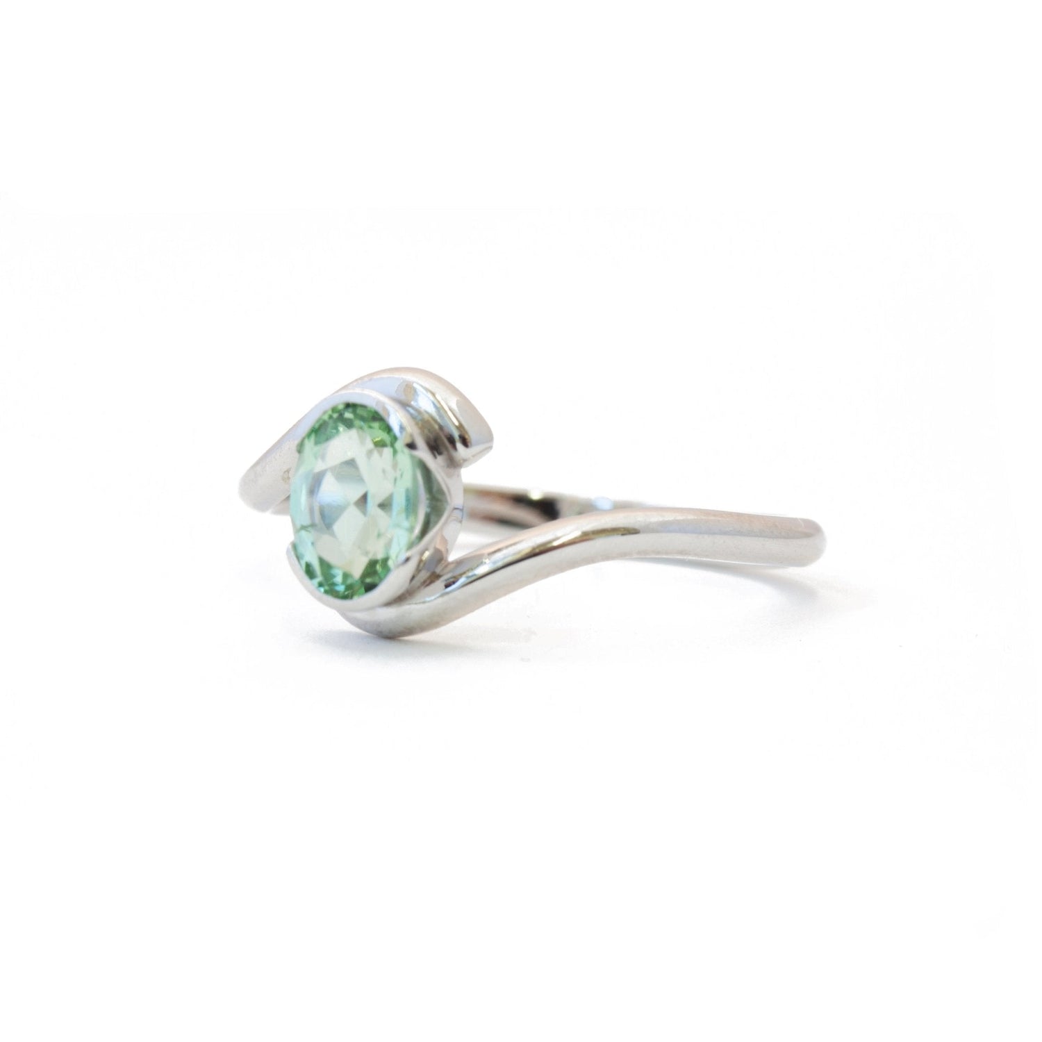 The Oval Solitaire Embrace - W.R. Metalarts